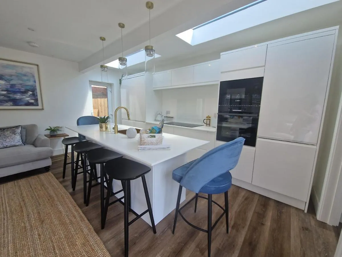 Seaside Apartment, Parking, Private Garden, Walking Distance To Southbourne Beach Bournemouth